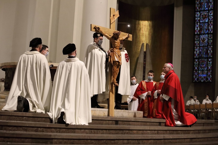 Liturgia Męki Pańskiej w katowickiej katedrze.