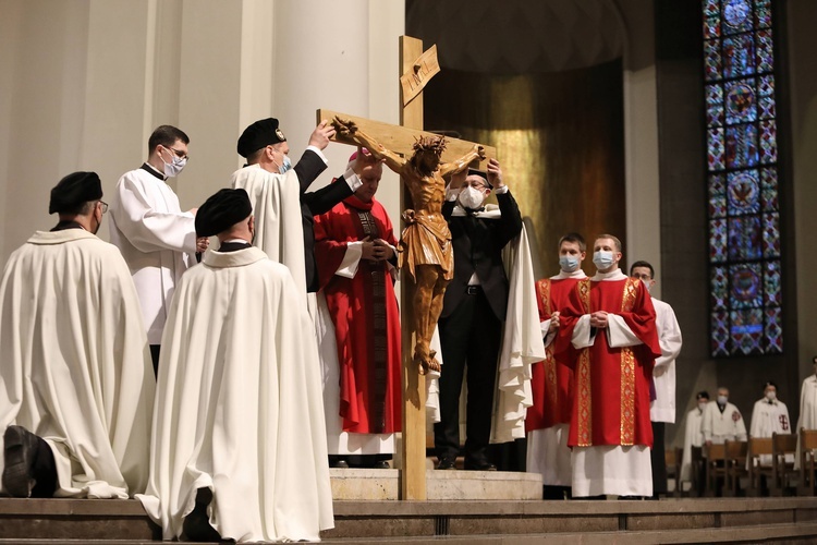 Liturgia Męki Pańskiej w katowickiej katedrze.