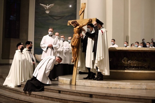 Liturgia Męki Pańskiej w katowickiej katedrze.