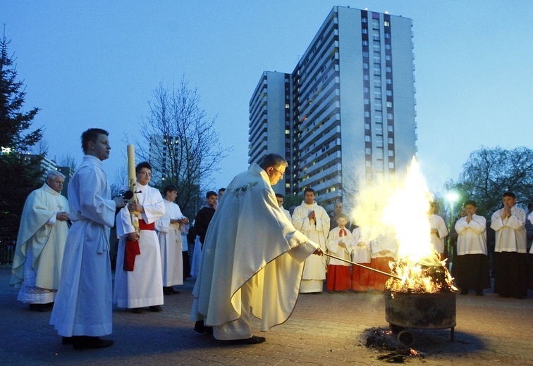 Wigilię Paschalną rozpoczyna liturgia światła.