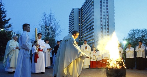 Wigilię Paschalną rozpoczyna liturgia światła.