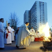 Wigilię Paschalną rozpoczyna liturgia światła.