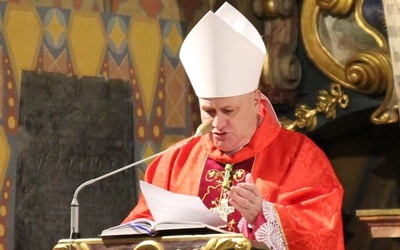 Bp Piotr Greger w żywieckiej konkatedrze.