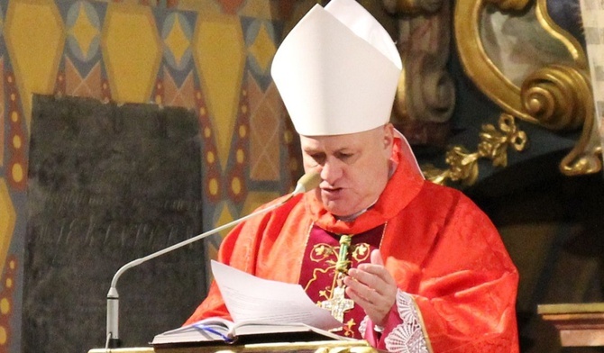 Bp Piotr Greger w żywieckiej konkatedrze.