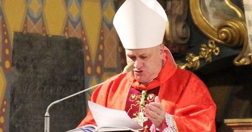 Bp Piotr Greger w żywieckiej konkatedrze.