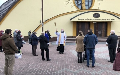 Święcenie pokarmów w parafii Opatrzności Bożej w Stalowej Woli.