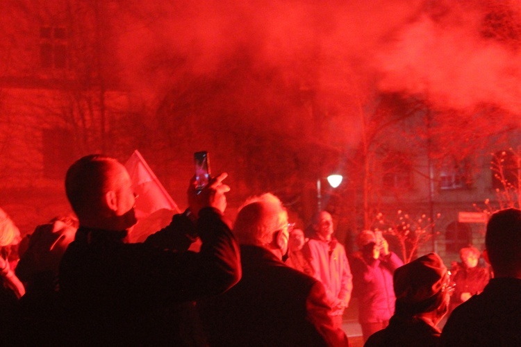 Chwila ciszy, modlitwa, pieśń i szum rac