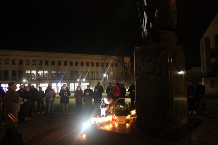 Chwila ciszy, modlitwa, pieśń i szum rac