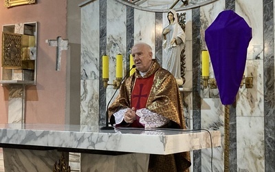 Bp Ignacy w czasie wielkopiątkowej liturgii u sióstr klarysek.