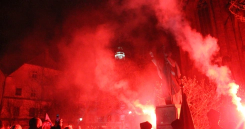 Chwila ciszy, modlitwa, pieśń i szum rac