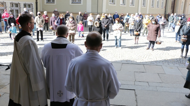 Poświęcenie pokarmów przed archikatedrą wrocławską
