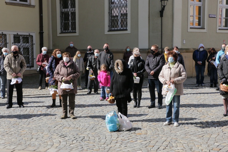 Poświęcenie pokarmów przed archikatedrą wrocławską