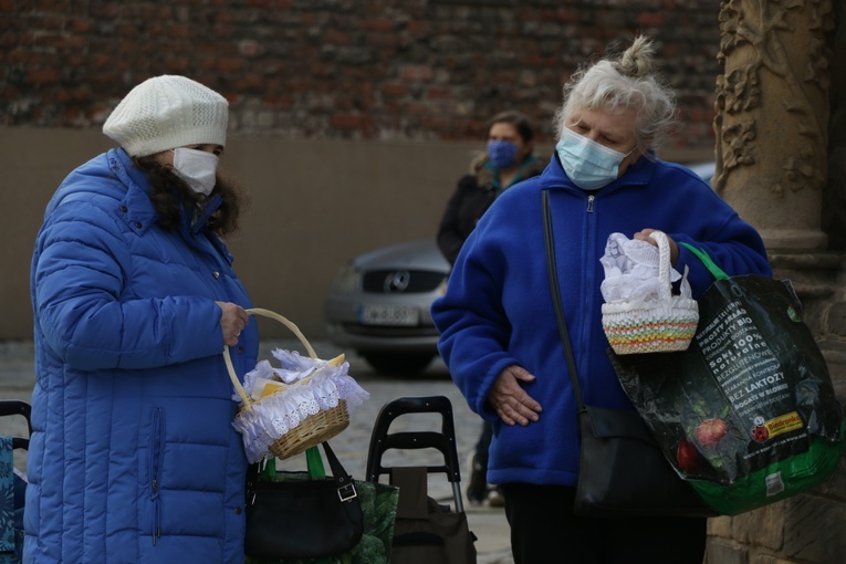 Poświęcenie pokarmów przed archikatedrą wrocławską