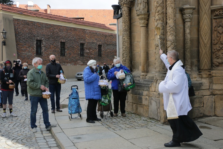 Poświęcenie pokarmów przed archikatedrą wrocławską
