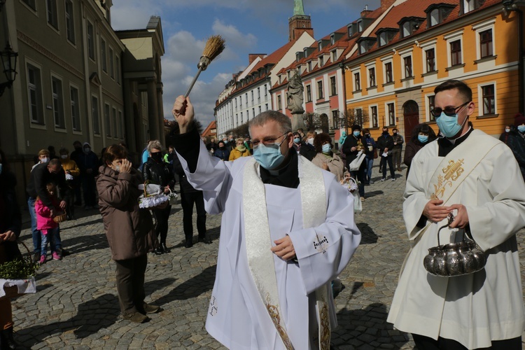 Poświęcenie pokarmów przed archikatedrą wrocławską