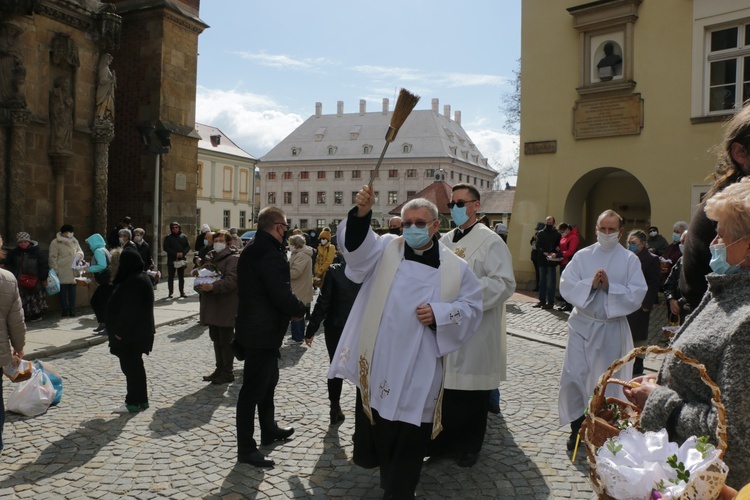 Poświęcenie pokarmów przed archikatedrą wrocławską