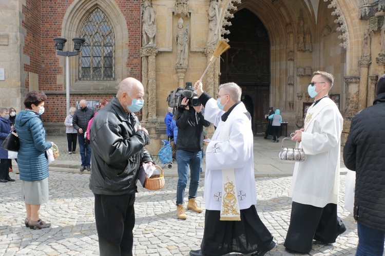 Poświęcenie pokarmów przed archikatedrą wrocławską