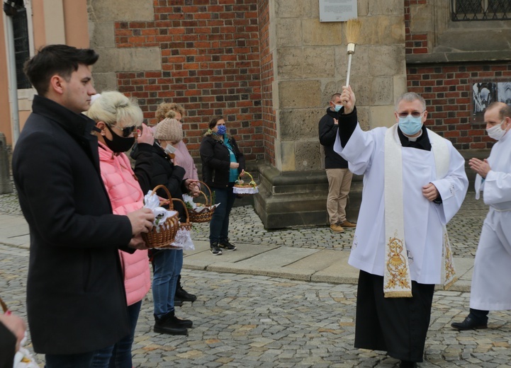 Poświęcenie pokarmów przed archikatedrą wrocławską