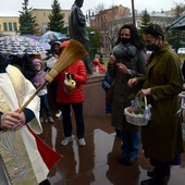 Błogosławienie pokarmów przed radomską katedrą.