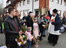 Święcenie przy kościele, remizie i szkole 