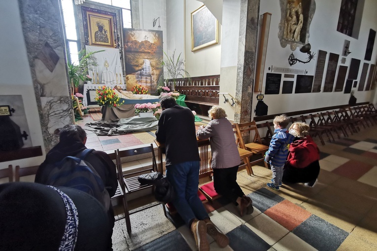 "Czyż i wy chcecie ojdejść?". Groby Pańskie w stołecznych świątyniach 