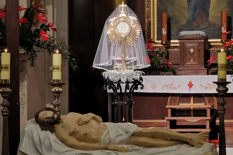 "Czyż i wy chcecie ojdejść?". Groby Pańskie w stołecznych świątyniach 