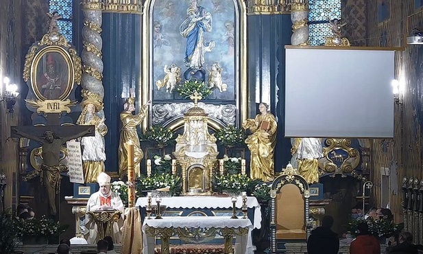 Liturgia Wigilii Paschalnej w konkatedrze Narodzenia NMP w Żywcu.