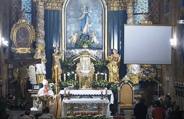 Liturgia Wigilii Paschalnej w konkatedrze Narodzenia NMP w Żywcu.