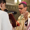 Biskup Mirosław Milewski przewodniczył procesji rezurekcyjnej i Mszy św. w poranek wielkanocny.