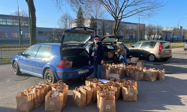 Śląskie. Wolontariusze dowieźli samotnym ponad 4,2 tys. śniadań