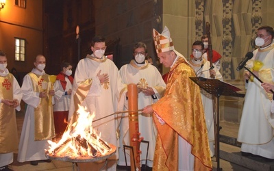 Liturgii Wigilii Paschalnej w bielskiej katedrze przewodniczył bp Roman Pindel.