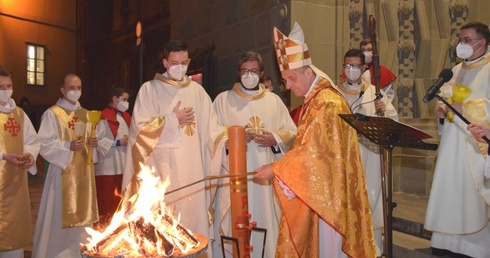 Liturgii Wigilii Paschalnej w bielskiej katedrze przewodniczył bp Roman Pindel.