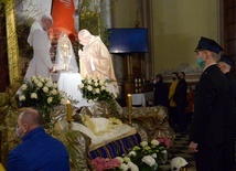 W tym roku, z racji minionej 100. rocznicy urodzin św. Jana Pawła II i oczekiwania na beatyfikację kard. Stefana Wyszyńskiego, w grobie Pańskim w opoczyńskiej kolegiacie pojawili się ci dwaj wielcy i święci Polacy.