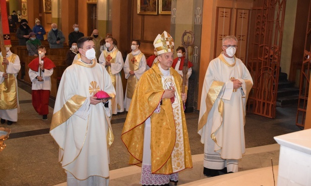 Wielkanocnej Mszy św. w katedrze przewodniczył bp Roman Pindel.