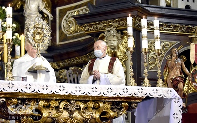 Biskup przy ołtarzu z Najświętszym Sakramentem.