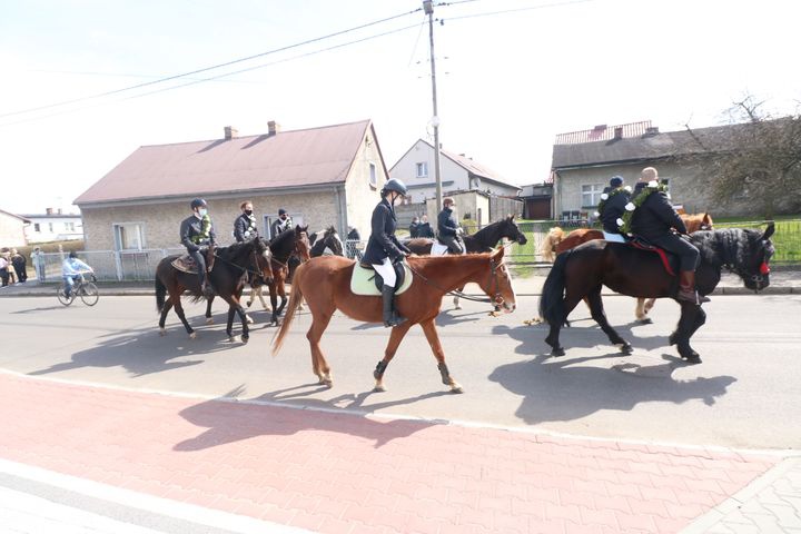 Wielkanocna procesja konna w Ostropie