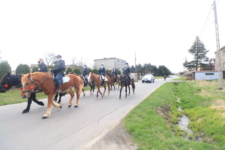 Wielkanocna procesja konna w Ostropie