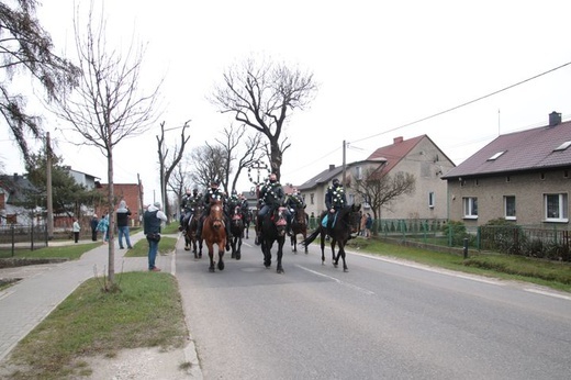 Wielkanocna procesja konna w Ostropie