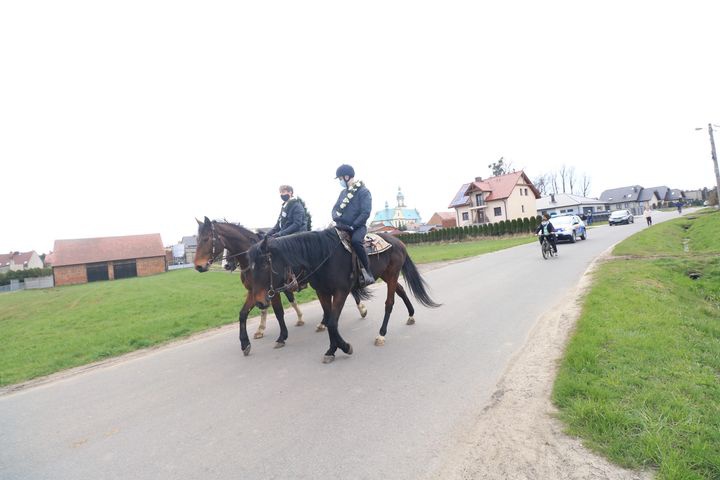 Wielkanocna procesja konna w Ostropie