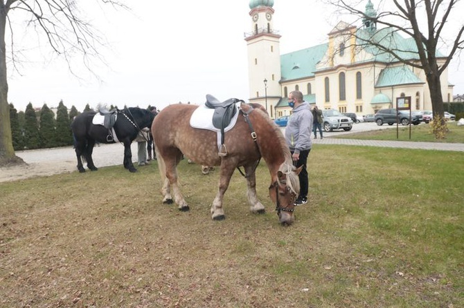 Wielkanocna procesja konna w Ostropie