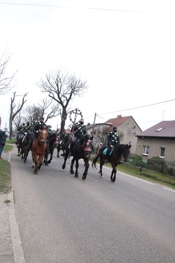 Wielkanocna procesja konna w Ostropie