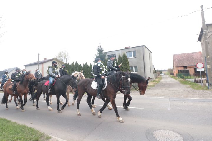 Wielkanocna procesja konna w Ostropie