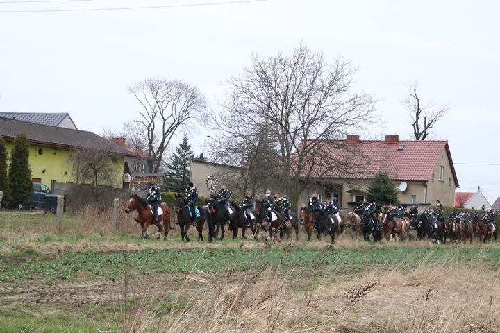 Wielkanocna procesja konna w Ostropie