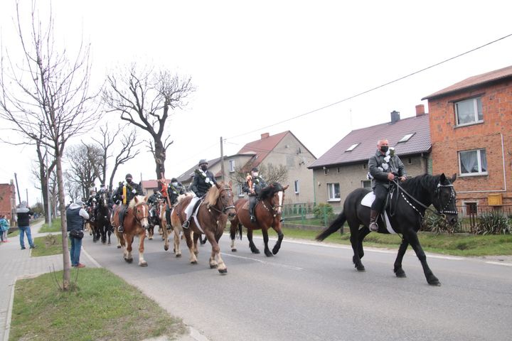 Wielkanocna procesja konna w Ostropie