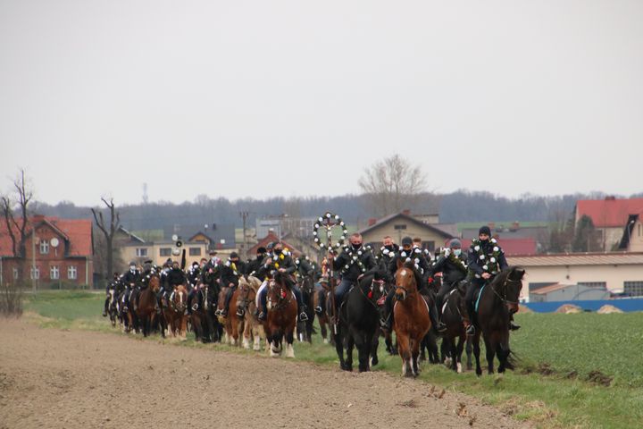 Wielkanocna procesja konna w Ostropie