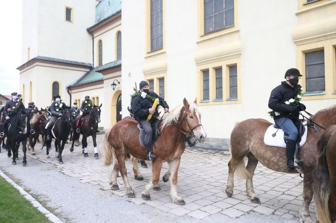 Wielkanocna procesja konna w Ostropie