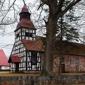 	Budynek niszczeje, czekając na fundusze.