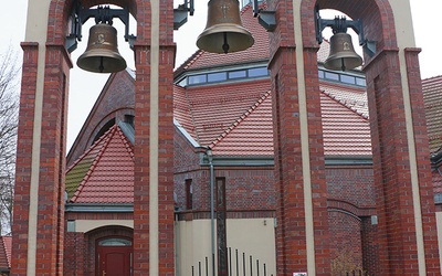 ▲	Przy budowli  jest dzwonnica. Znajdują się w niej trzy dzwony: najmniejszy to św. Faustyna, średni to św. Jan Paweł II, a największy to Dzwon Miłosierdzia. Ten ostatni podarował parafii metropolita katowicki.