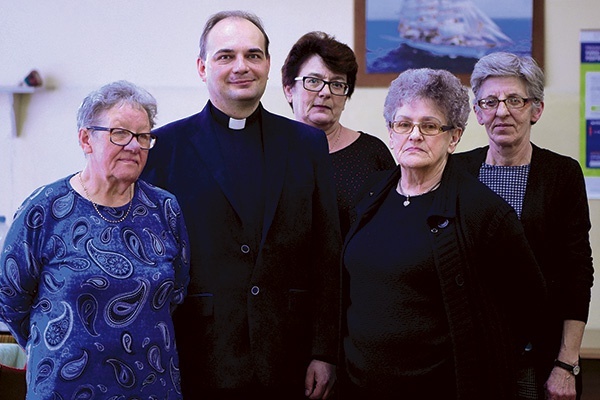 ▲	– Czuje się radość, kiedy niesie się pomoc drugiemu – podkreślają (od lewej): Jadwiga Łukiańczyk, ks. Adam Norbut, Emilia Hollińska, Krystyna Mroczkowska i Dorota Tomaszewska.