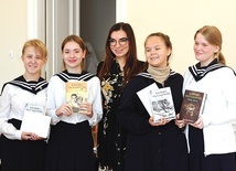 	Edukacja idzie tutaj w parze z formacją duchową i społeczną.